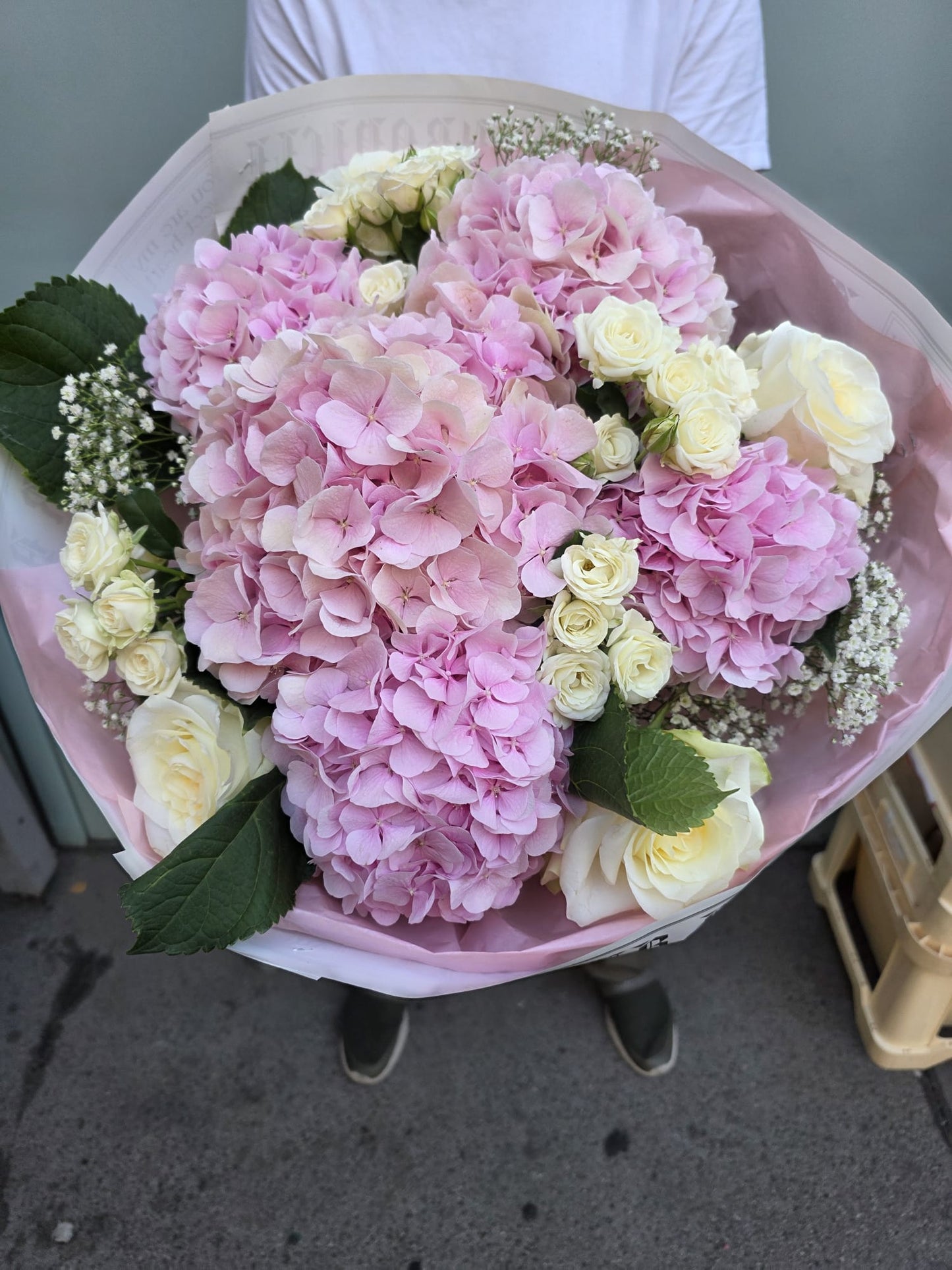 Liebesgruß – Eleganter Blumenstrauß mit Hortensien & Rosen