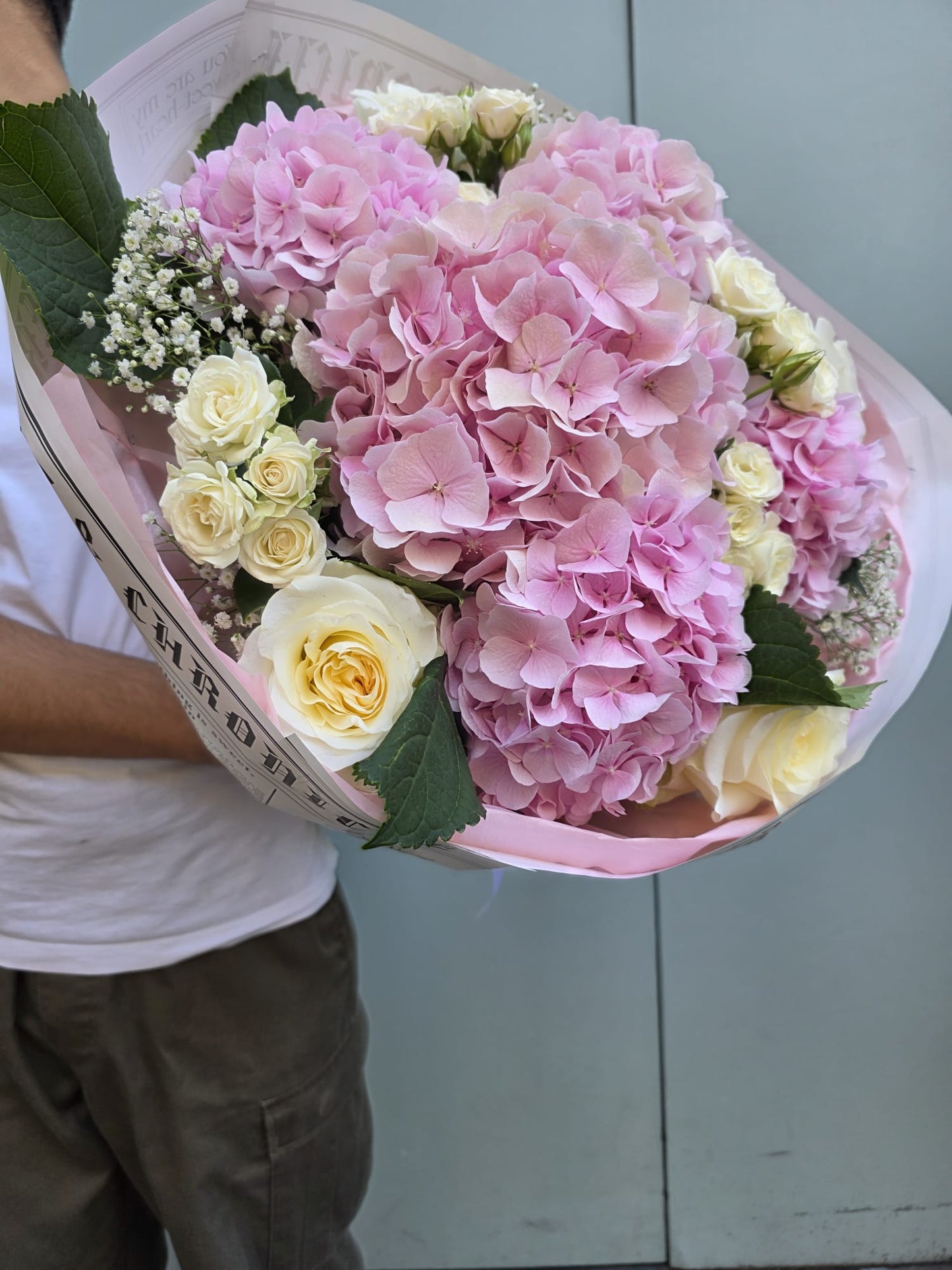 Liebesgruß – Eleganter Blumenstrauß mit Hortensien & Rosen