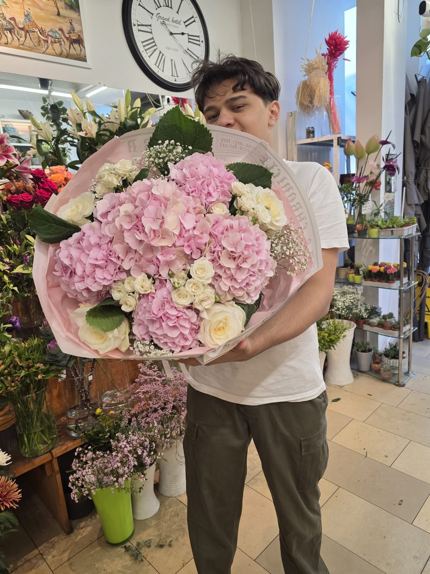 Liebesgruß – Eleganter Blumenstrauß mit Hortensien & Rosen
