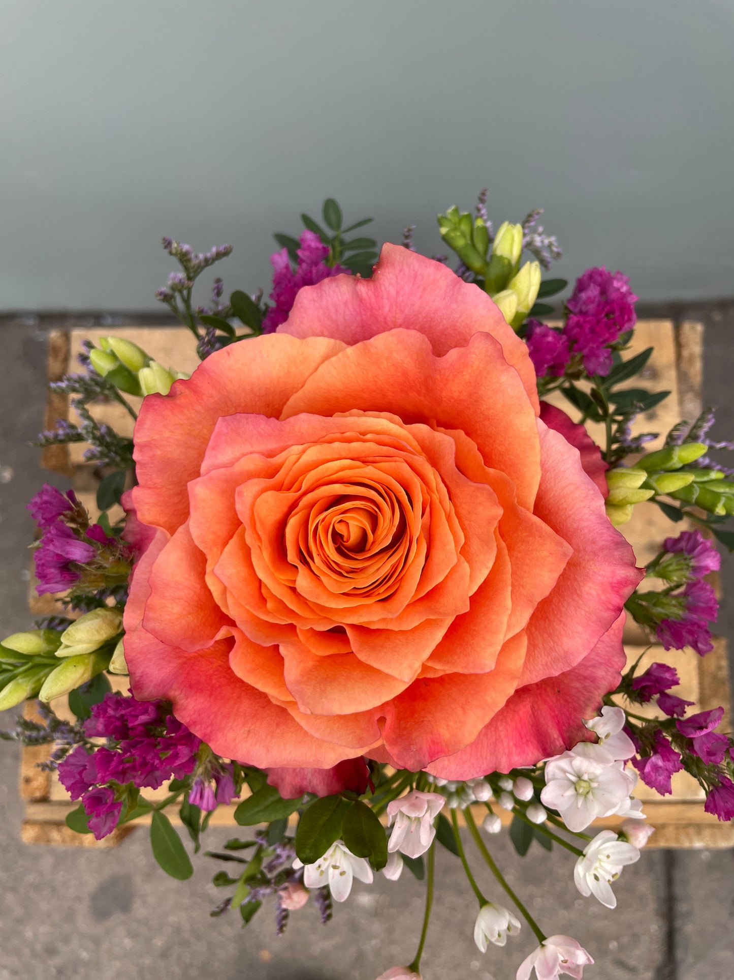 Blumengesteck Orange klein