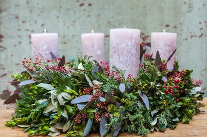 SCHLICHTER ADVENTSKRANZ AUS TANNE, EUKALYPTUS UND KIEFER