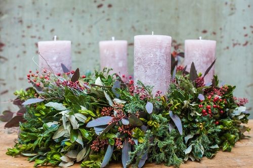 SCHLICHTER ADVENTSKRANZ AUS TANNE, EUKALYPTUS UND KIEFER