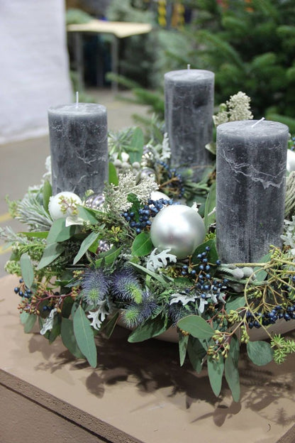 SCHLICHTER ADVENTSKRANZ AUS TANNE, EUKALYPTUS UND KIEFER