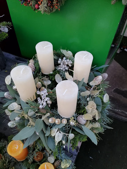 SCHLICHTER ADVENTSKRANZ AUS TANNE, EUKALYPTUS UND KIEFER