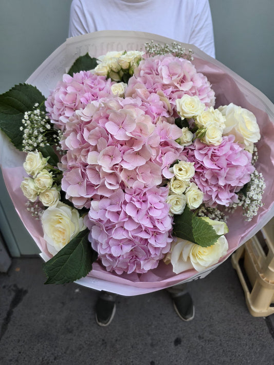 Liebesgruß – Eleganter Blumenstrauß mit Hortensien & Rosen